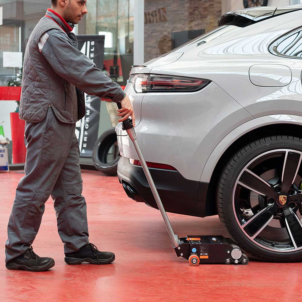 Renova MVE200C Battery Electric Vehicle Mover